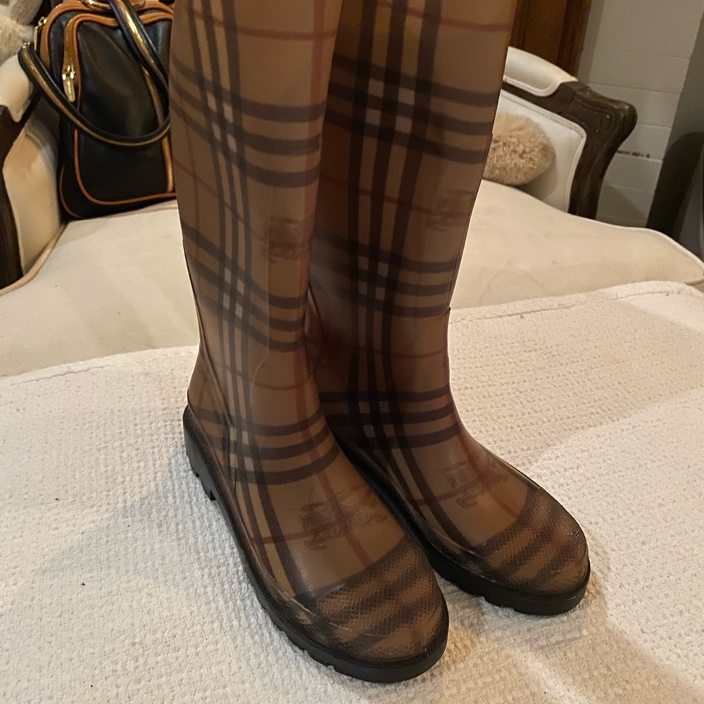 BURBERRY RAIN BOOTS SIZE 36